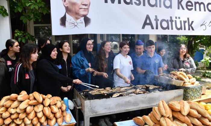 Balıkçı Kenan İki Gün Boyunca Gençlere Balık Ekmek İkram Etti